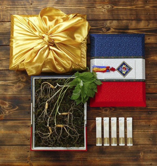 [고급포장[더 기다림] 강원도 토종 산양산삼 선물세트6호[5-6년근 5뿌리+천연벌꿀 5봉]